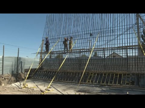 Видео: Мост через железную дорогу строят в Таразе