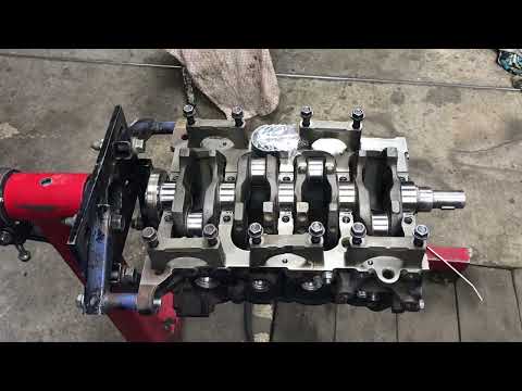 Видео: Двигатель 5E-FE Тойота установка коленчатого вала. Toyota 5E-FE engine crankshaft installation.