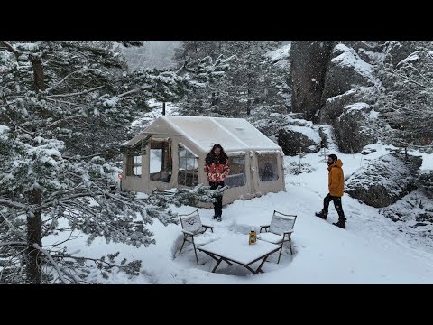 Видео: ГОРЯЧИЙ ПАЛАТОЧНЫЙ КЕМПИНГ В СИЛЬНОМ СНЕГУ