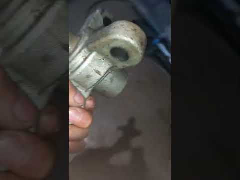 Видео: Ремонт шиномонтажного станка. Замена штока гидроцилиндра захвата колеса.