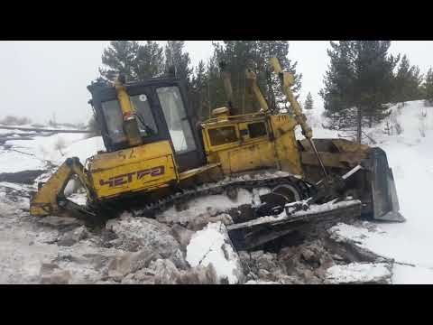 Видео: Мощный бульдозер провалился на льду.Четра Т-11.