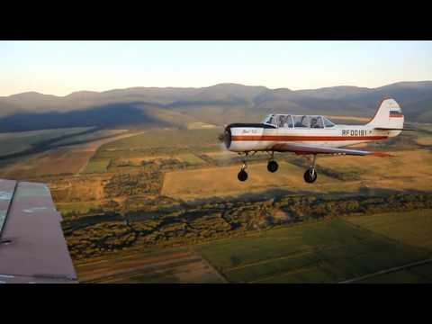 Видео: Як-52,полёт парой.Южно-Сахалинский аэроклуб ДОСААФ.