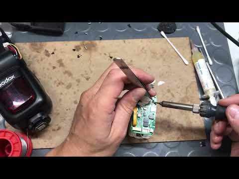 Видео: Ремонт вспышки Godox V860II S | Godox V860II S Flash Repair