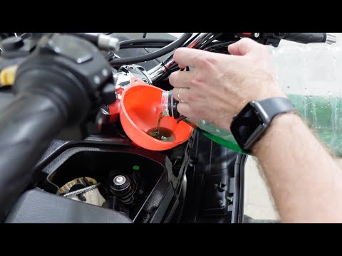 Видео: Замена охлаждающей жидкости Suzuki Skywave/Burgman 400 k7, 2007-2016