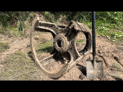 Видео: ОГРОМНАЯ 109кг ЧУГУННАЯ НАХОДКА НА КРАЮ ПОЛЯ!