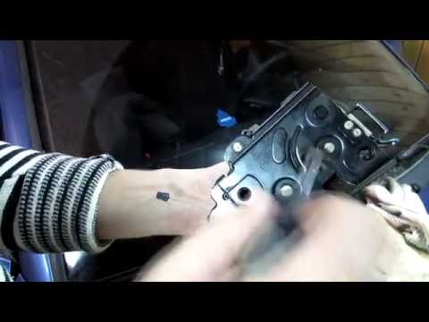 Видео: Ремонт микровыключателя замка двери Пассат Б5, Ауди, Шкода.
