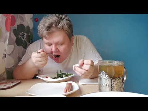 Видео: Завтрак: салатик, сосисочки, яички, печеные яблочки, чаёк, шоколадка и зефирка😁