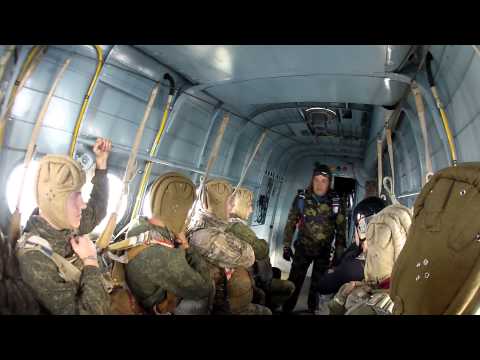 Видео: Прыжок с парашютом на поле с подсолнухами.