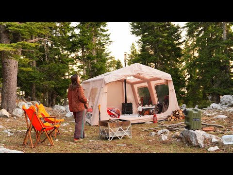 Видео: КЕМПИНГ В ЛЕСУ С НАШЕЙ НОВОЙ НАДУВНОЙ ПАЛАТКОЙ