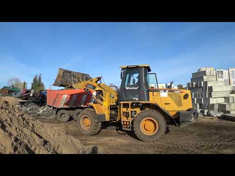 Видео: Фронтальный погрузчик Foton Lovol 935 | Буртовка грунта | Погрузка самосвалов.