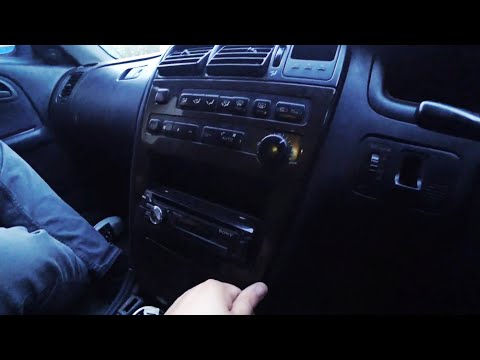 Видео: Как снять центральную панель Toyota Mark II gx90. Устранение скрипов.