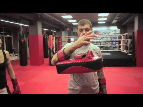 Видео: Техника удара лоу-кик и мидл-кик, работа на лапах в Тайском Боксе (Муай Тай)