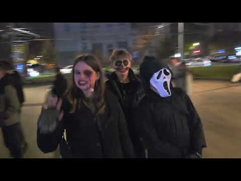 Видео: Львів, Геловін, віртуальна вечірня прогулянка центром міста, 31 жовтня 2025 р. ВУЛИЧНІ МУЗИКАНТИ