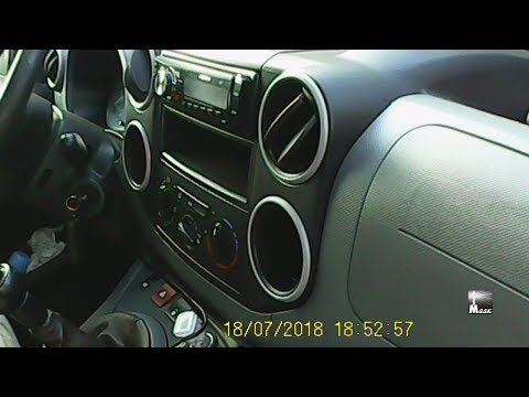 Видео: Peugeot Partner Tepe - Как достать предметы упавшие в щель у лобового стекла