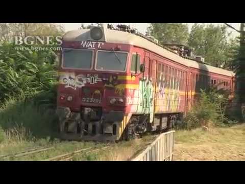 Видео: Възрастна жена се размина на косъм със смъртта на жп линия