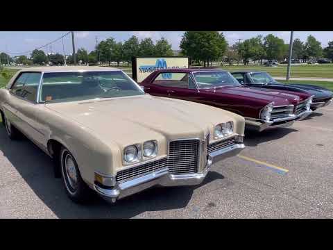 Видео: Сравнение: Pontiac Bonneville (421 V8) 1965 года и Pontiac Grandville (455 V8) 1971 года: что лучше?