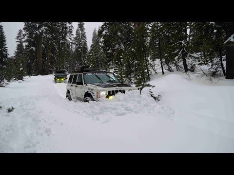 Видео: Приключение в глубоком снегу на высоте 7000 футов, снежный поход на озеро Мак-Кинстри