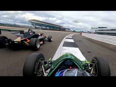 Видео: Кто победит в Сильверстоуне? Машины F1000 против F3 — взгляд с борта гонки