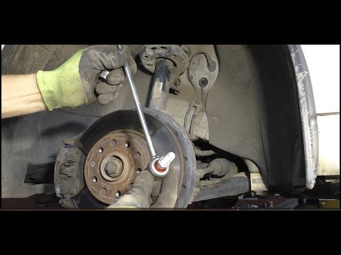 Видео: Замена передних стоек стабилизатора на Skoda Octavia 1,6 Шкода Октавия 2013 года