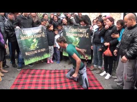 Видео: човек без кости показва номера