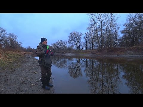 Видео: ХИТРА МІНІ МАНДУЛА ЛОВИТЬ УСЮ РИБУ. Берегова рибалка на спінінг