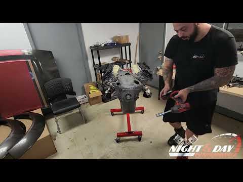 Видео: Как закрепить коленвал HEMI / установить демпфер ATI Super Dampner