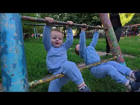 Видео: VLOG: ВЕСЕЛО ПРОВОДИМ ДЕНЬ НА УЛИЦЕ | ДИМА И РОМА НАШЛИ ШИШКИ