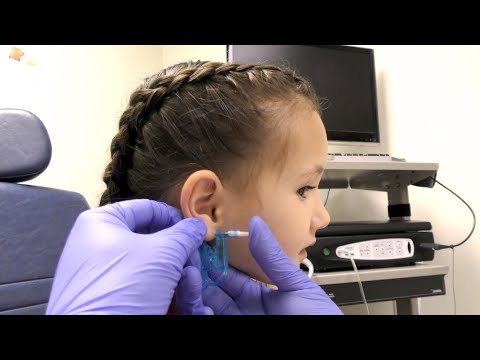 Видео: Пирсинг уха (как они выполняются в кабинете врача)