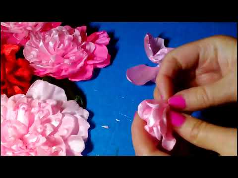 Видео: Как сделать бутоны пиона из атласных лент