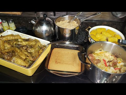 Видео: Воскресный ужин: тушеные крылышки индейки, кончики и шеи, рис, капуста, кукуруза, овощной салат и...