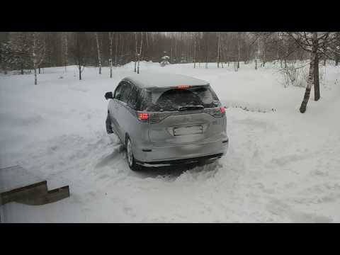 Видео: Toyota Estima Hybrid сквозь сугробы 4WD