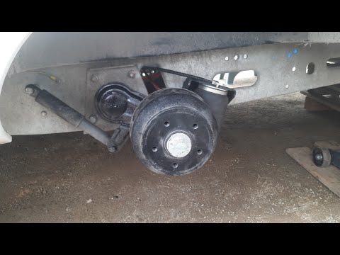 Видео: Установка пневмокомплекта на караван Хобби Делюкс