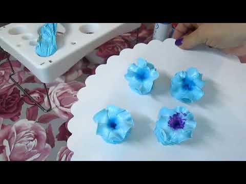 Видео: Петуния из белково-заварного крема, мастер-класс .Цветы из крема.