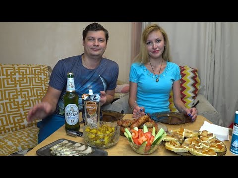 Видео: Мукбанг УЖИН 🥗🥩 ЗНАТНО погуляли | ОТХОДНЯК, ПОХМЕЛЬЕ 🤕 Колбаски, картошечка и бутерброды)