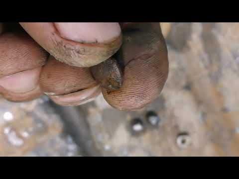 Видео: Замена обломанных шпилек крепления бензонасоса на инжектор ной "буханке".