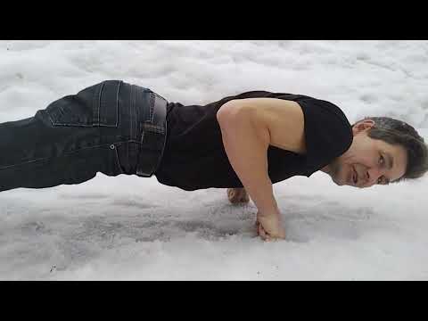 Видео: Секреты отжиманий на кулаках, превращающие их в оружие.