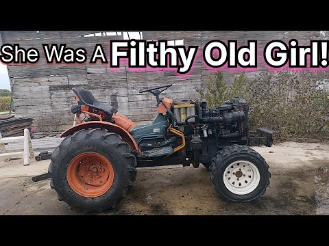 Видео: Как снять капот и боковые панели; Обезжирить двигатель; B7100 HST-D