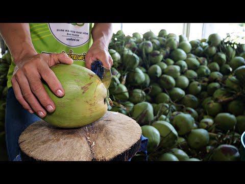 Видео: Навык резки кокоса !!! Кокосовая вода и приготовление кокосового хлеба !!! / Тайская уличная еда