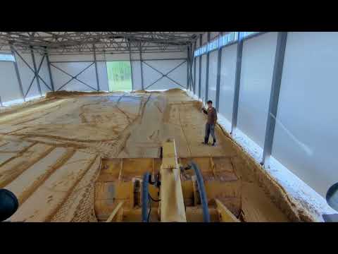 Видео: Планирую песок под нивелир. 