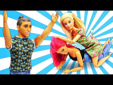 Видео: Барби в парке встретила Стэна с ДРУГОЙ! Видео для девочек - Играем в куклы