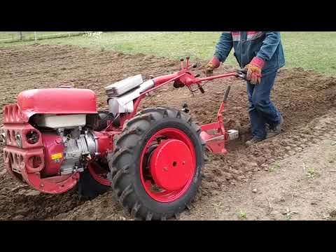 Видео: Как пахать оборотным плугом на колесах 16 дюймов.