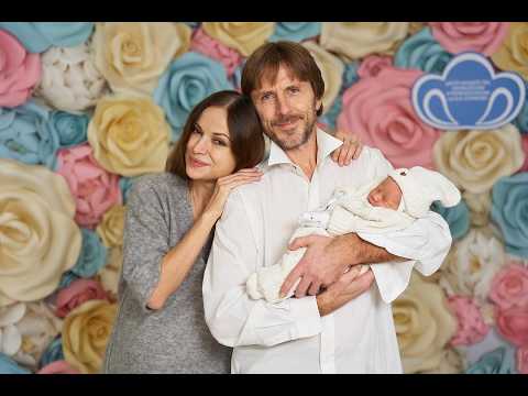 Видео: НАСТОЯЩАЯ КРАСАВИЦА! Маргарита Дробязко откровенно рассказала как родила в 52 года и назвала дочь