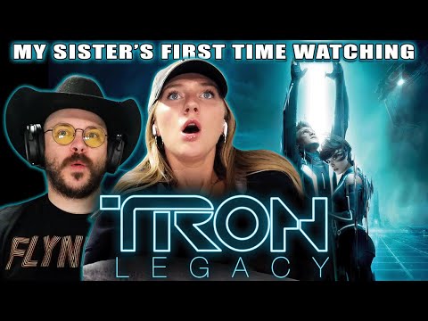 Видео: Моя сестра впервые смотрит «Трон: Наследие» (2010) | Реакция на фильм | Эта оценка потрясающая!
