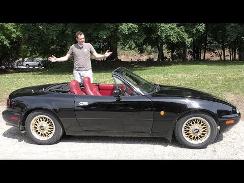 Видео: Вот почему оригинальная Mazda Miata - это легенда