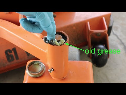 Видео: Газонокосилки с нулевым поворотом смазывают шарниры самоустанавливающихся колес SCAG (шкворни)