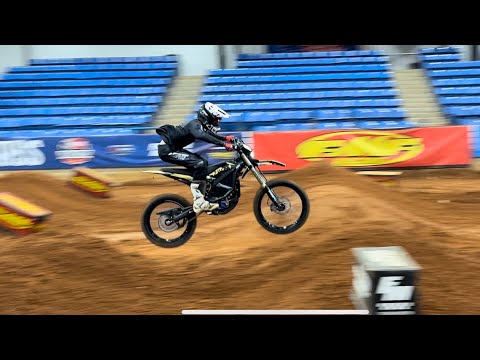 Видео: Factory Surron Arenacross Racing (тренировочный день 1)