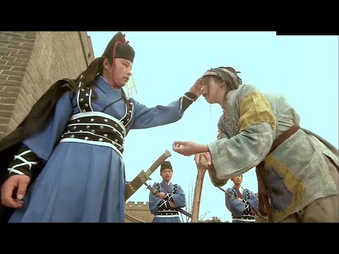 Видео: Фильм о боевых искусствах кунг-фу! Злодеи нападают на нищенку, не подозревая, что она тайный мастер