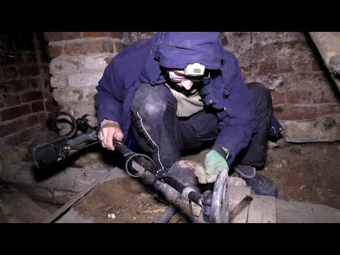 Видео: КОП. КУЧА НАХОДОК В ЦАРСКОМ ДОМЕ. Кладоискатель Руся. #12