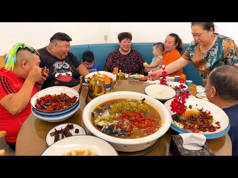 Видео: День рождения матери-обезьяны, Брат Обезьяна ведет всю семью куда-нибудь поесть!