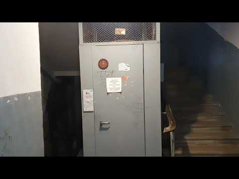 Видео: Старый распашной лифт в жилом доме